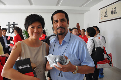 共创未来 企业与外商合影留念的背后故事